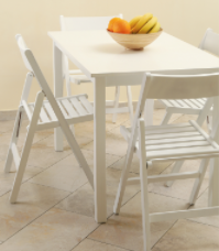 小型餐桌和折叠椅子